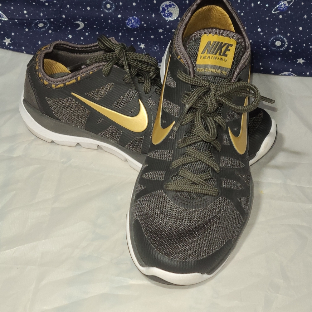 Women's NIKE black gold training flex supreme TR3